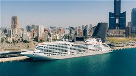 銀海郵輪「銀海明月號」(SILVER MOON)停靠高雄港旅運中心。（圖／高雄港務分公司提供） 