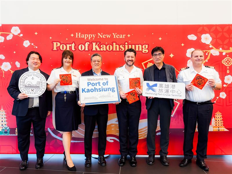 高雄港務分公司致贈年節特色春聯予銀海郵輪「銀海明月號」(SILVER MOON)船長一行。（圖／高雄港務分公司提供）