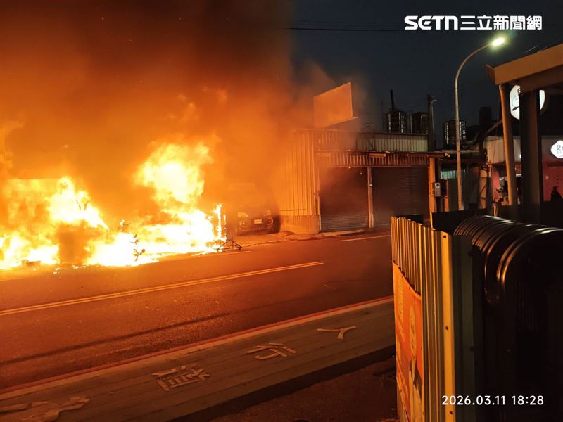 永康民宅火警傳出2人受困，消防人員到場後，現場已經全面燃燒。（圖／翻攝畫面）