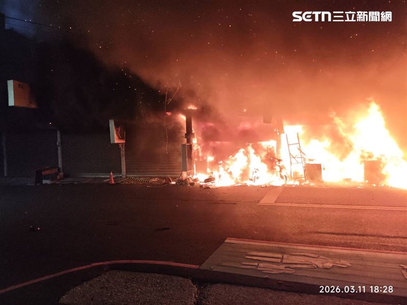 台南市永康區一處民宅突竄火舌，現場一共7間房屋陷入火海。（圖／翻攝畫面）
