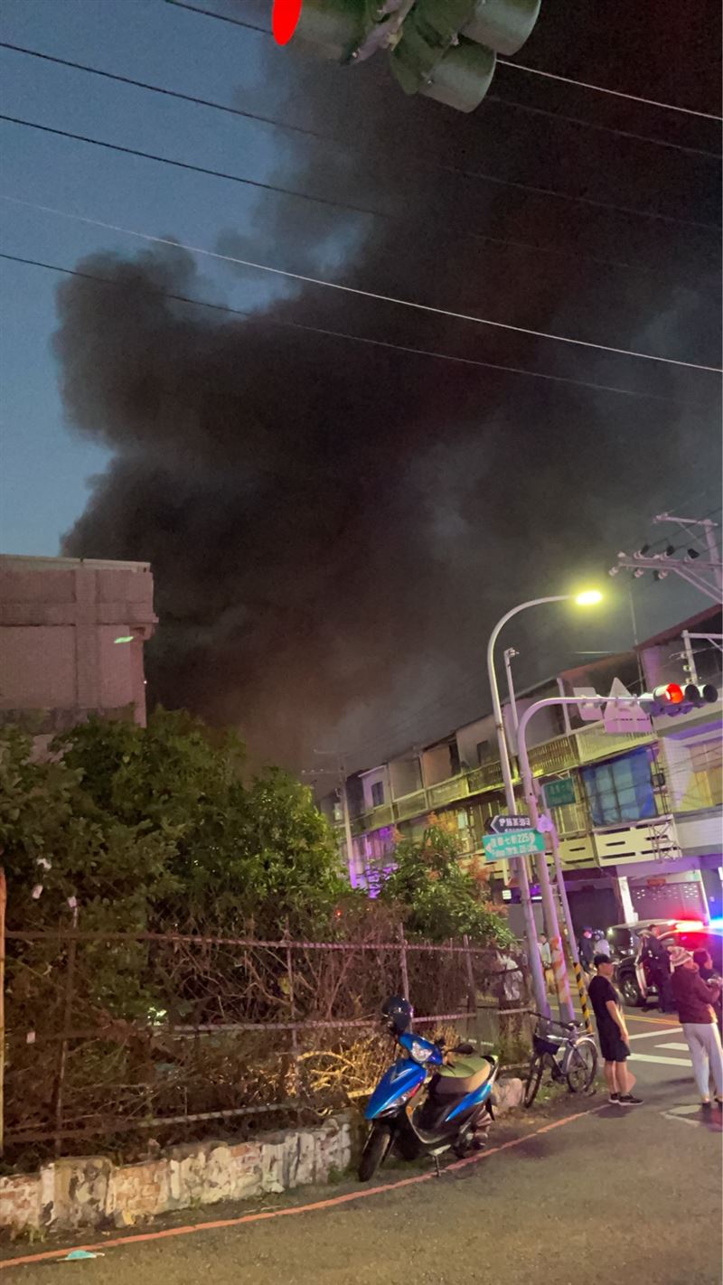 消防人員撲滅火勢後，在火場找2人已經明顯死亡。（圖／翻攝仁德大小事）