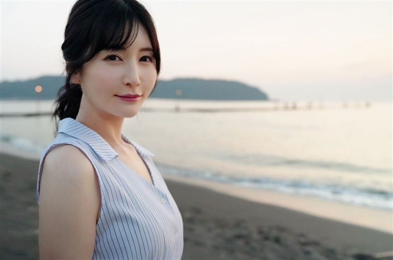 熟女系AV女優佐佐木明希艷麗外型受許多粉絲喜愛。（圖／翻攝自aki_sasaki33 X）