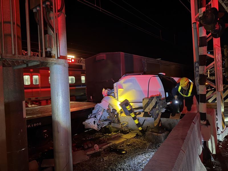 通霄段小客車闖越平交道，駕駛逃離無傷。（圖／翻攝畫面）