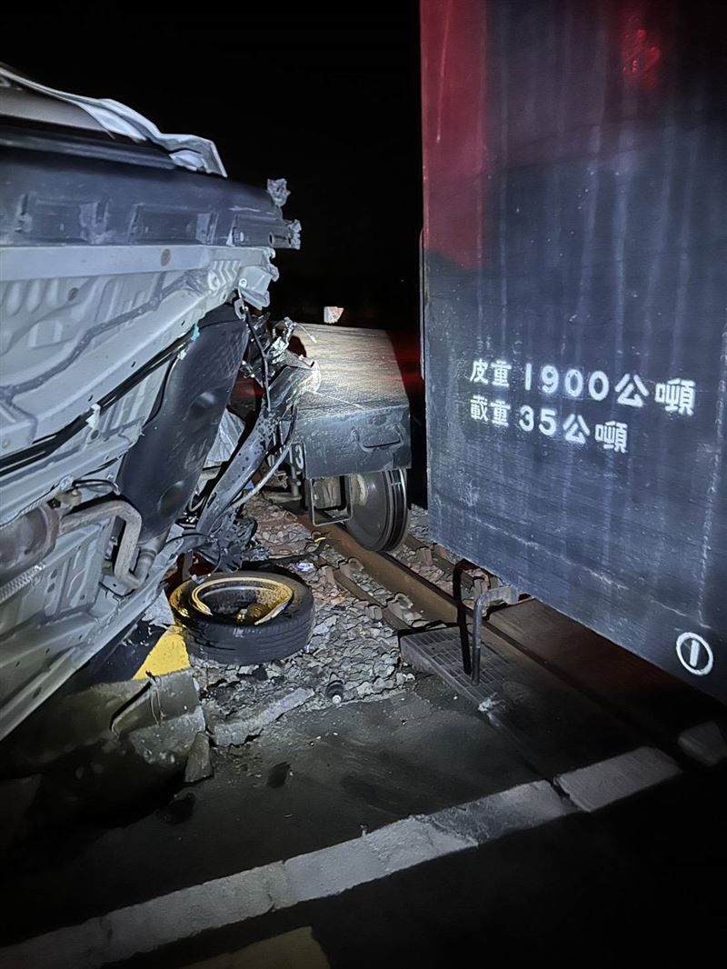 台鐵「新埔=通霄」間東正線秋茂園平交道(K155+517)昨晚(11日)傳出事故。(圖/翻攝畫面)