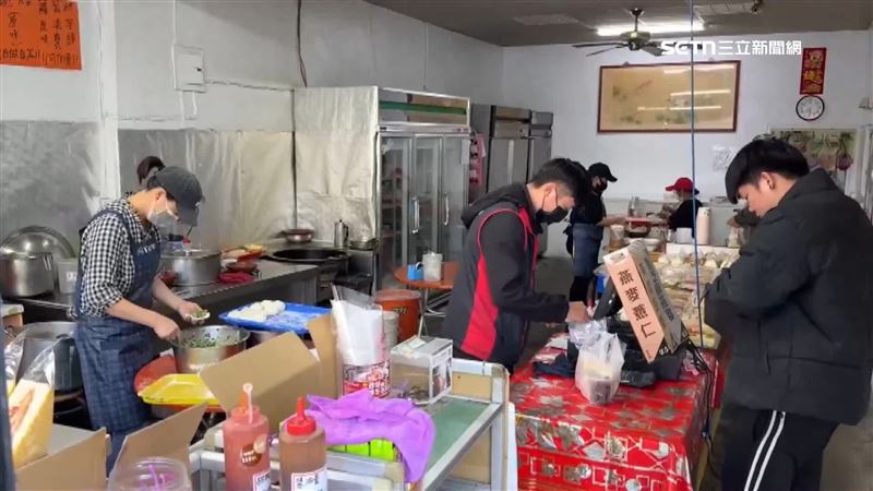 業者公開水煎包製作流程,表示假牙究竟從哪來還得釐清