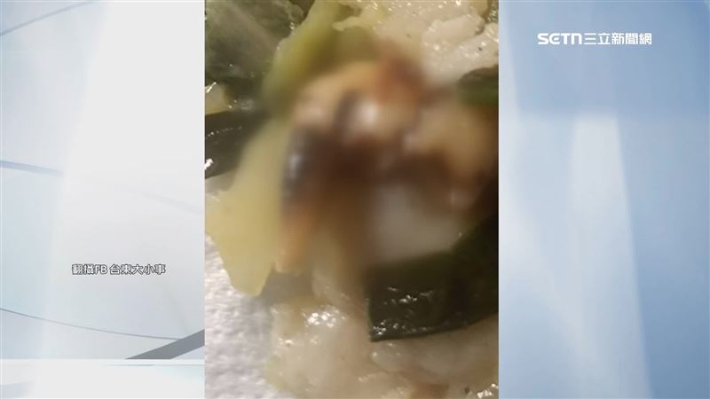 吃水煎包竟然在內餡咬出一顆尖銳硬物。(圖/翻攝自FB 台東大小事)