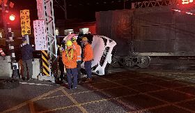 疑違規闖平交道遭貨列撞擊　小客車駕駛