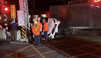 站長開車闖平交道撞火車　台鐵擬求償百萬
