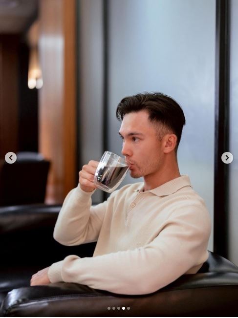 費仔PO出經典賽後,首部與咖啡廠商合作的代言廣告,「未來都能隨身攜帶去全美各地比賽,真的很棒。」(圖/翻攝自費仔IG)