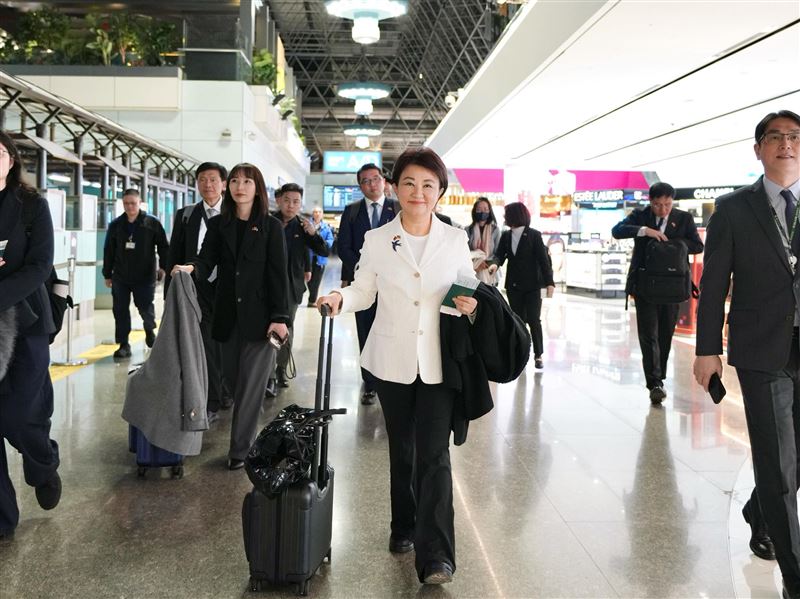 盧秀燕拉行李箱準備出訪美國。（圖／翻攝自盧秀燕臉書）