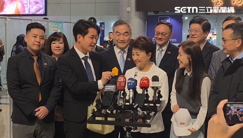 立委羅廷瑋、徐巧芯分別送上平安符以及ROC帽子。（圖／記者石明啓攝影）