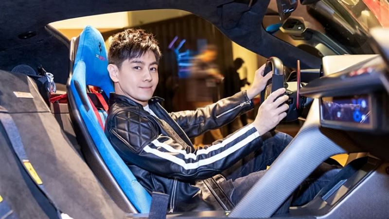 車艙則採藍色駕駛座、黑色縫線與紅色安全帶。（圖／翻攝Ferrari網站）