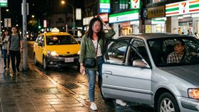 酒醉,撿屍,白牌計程車,私人車,趁機性交（圖／AI生成）