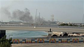 阿布達比港口於1日遭伊朗飛彈攻擊而失火冒煙。（圖／翻攝自X平台 @clashreport）