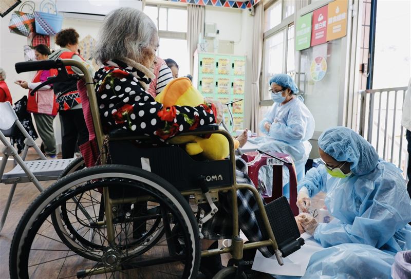 現場專業志工為長者足部修剪趾甲並評估健康，達到預防效果。 （圖／台灣甜豆文藝及健康促進協會提供）