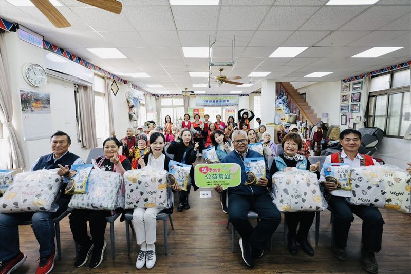 台灣甜豆文藝及健康促進協會與中華高滲透水冷光照護協會，帶領專業志工群，深入阿里山鄉山美部落文健站舉辦長輩足部關懷活動。（圖／台灣甜豆文藝及健康促進協會提供）
