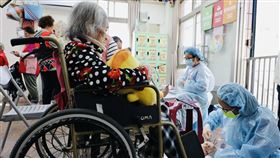 現場專業志工為長者足部修剪趾甲並評估健康，達預防效果。 凍甲、趾甲肥厚、捲甲（俗稱凍甲）灰趾甲、厚趾甲（圖／台灣甜豆文藝及健康促進協會提供）