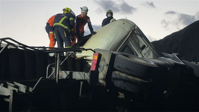 新北瑞芳,台2線車禍，曳引車翻覆波及2車，釀1死1傷慘劇。（圖／翻攝畫面）