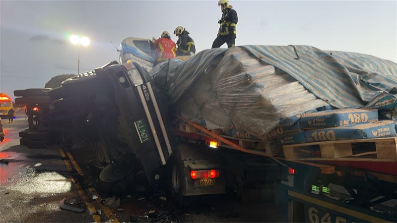 新北瑞芳,台2線車禍，曳引車翻覆波及2車，釀1死1傷慘劇。（圖／翻攝畫面）