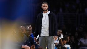 金州勇士球星柯瑞（Stephen Curry）因右膝傷勢持續未見好轉，將至少再缺席10天。（圖／美聯社／達志影像）