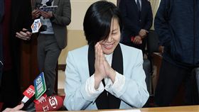 立院內政委員召委選舉媒體關注（2）立法院11日舉行8個常設委員會的召委選舉，話題人物民眾黨立委李貞秀進入會場引起媒體關注、李貞秀低調不受訪。中央社記者郭日曉攝 115年3月11日