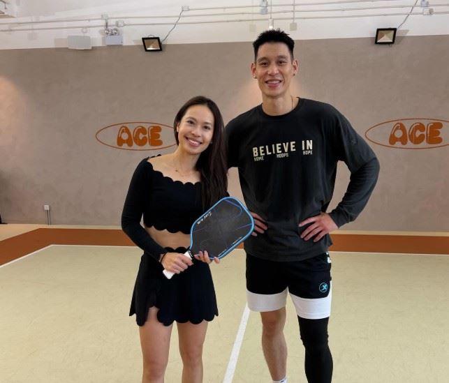 曾掀起「林來瘋」熱潮的華裔籃球球星林書豪（右），近日驚喜現身香港匹克球場，與前香港網球代表陳詠悠（左）正面對決。（圖／翻攝自陳詠悠IG）