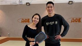 曾掀起「林來瘋」熱潮的華裔籃球球星林書豪（右），近日驚喜現身香港匹克球場，與前香港網球代表陳詠悠（左）正面對決。（圖／翻攝自陳詠悠IG）