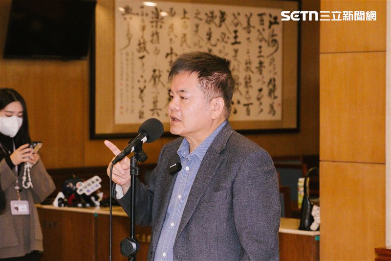 「我們絕對不是在排斥李貞秀女士」，莊瑞雄強調，有外國籍依法就是解職，不需模糊焦點、情緒勒索。（圖／記者楊士誼攝影）