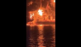 油輪遇襲爆炸陷入火海，場面十分嚇人。（圖／翻攝自X平台 @DropSiteNews）