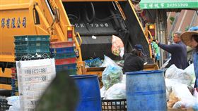 《三立新聞網》在台中市傳統市場直擊垃圾完全沒有分類，可以做為燃料發電的生廚餘混在一般垃圾中壓入垃圾車。（圖／記者王乙徹攝影）