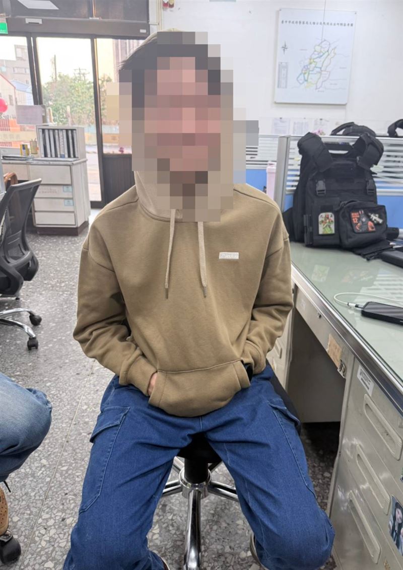 台韓大戰打進延長賽卻被爸媽叫去補習,國三生不爽負氣離家。(圖/翻攝畫面)