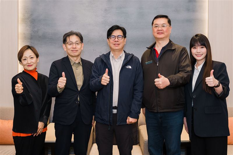 高雄市府團隊與熊本縣廳組成組成「台日城市聯合訪美團」,雙方11日於桃園國際機場會合,高雄市長陳其邁與日本熊本縣副知事竹內信義進行會晤。(圖/高雄市政府提供)