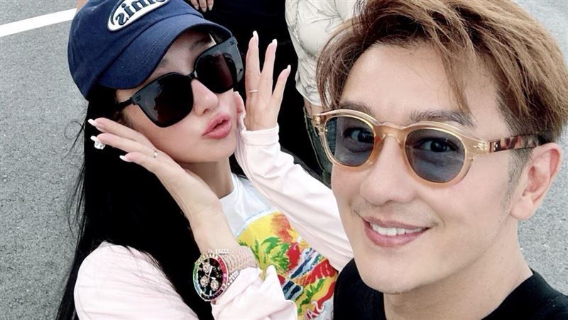 隨著局勢緊繃,當地航班資源變得相當有限,陳浩民夫婦第一時間只搶到2張機票。(圖/翻攝自蔣麗莎小紅書)