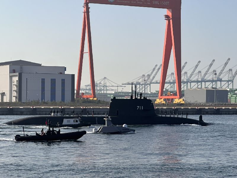 潛艦國造原型艦海鯤艦12日進行第6次潛航測試,台灣國際造船股份有限公司自主研發的「奮進魔鬼魚號」無人船伴航海鯤艦一起駛出船塢
