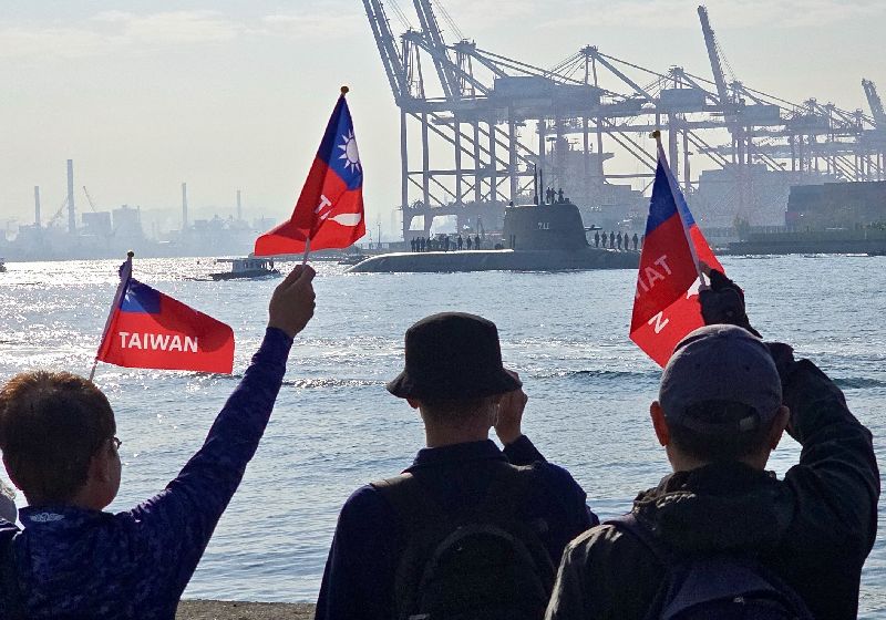 潛艦國造原型艦海鯤艦12日進行第6次潛航測試,有民眾前往高雄港口揮舞印有Taiwan字樣國旗,高喊加油口號
