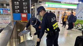 網友發文恐嚇要在台北車站放置炸彈，警方增派10人加強巡檢。（圖／翻攝畫面）