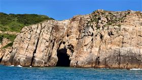 「海上看東引」自4月起登場，帶領旅客自遼闊的東引海域出發，環繞東引島，以最壯闊的視角欣賞這座海上堡壘的自然與人文風貌。（圖／馬管處提供） 