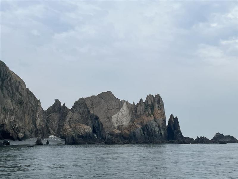 「海上看東引」自4月起登場，帶領旅客自遼闊的東引海域出發，環繞東引島，以最壯闊的視角欣賞這座海上堡壘的自然與人文風貌。（圖／馬管處提供）