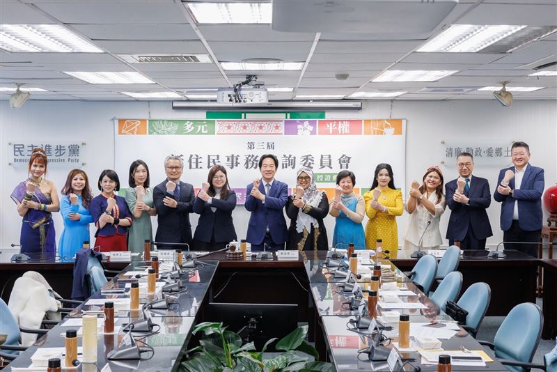 兼任民進黨主席的總統賴清德出席「第三屆新住民事務諮詢委員會授證典禮」並頒發聘書(圖/民進黨提供)