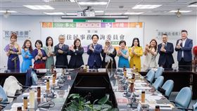 兼任民進黨主席的總統賴清德出席「第三屆新住民事務諮詢委員會授證典禮」並頒發聘書（圖／民進黨提供） 