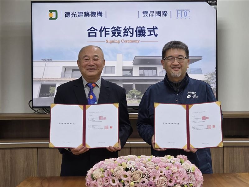 雲品國際與德光建築機構簽署委託經營合約，將於台中沙鹿發展旅宿暨餐飲事業，右一為雲品國際總經理丁原偉，左一為德光建築機構林榮金董事長。（圖／雲品國際提供）