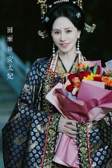 田麗在劇組造型團隊打造下換上古裝長髮,瞬間化身端莊溫柔的太妃形象,讓許多觀眾看到角色登場時相當驚艷。紛紛表示:「完全沒老」。(圖/翻攝自田麗IG)