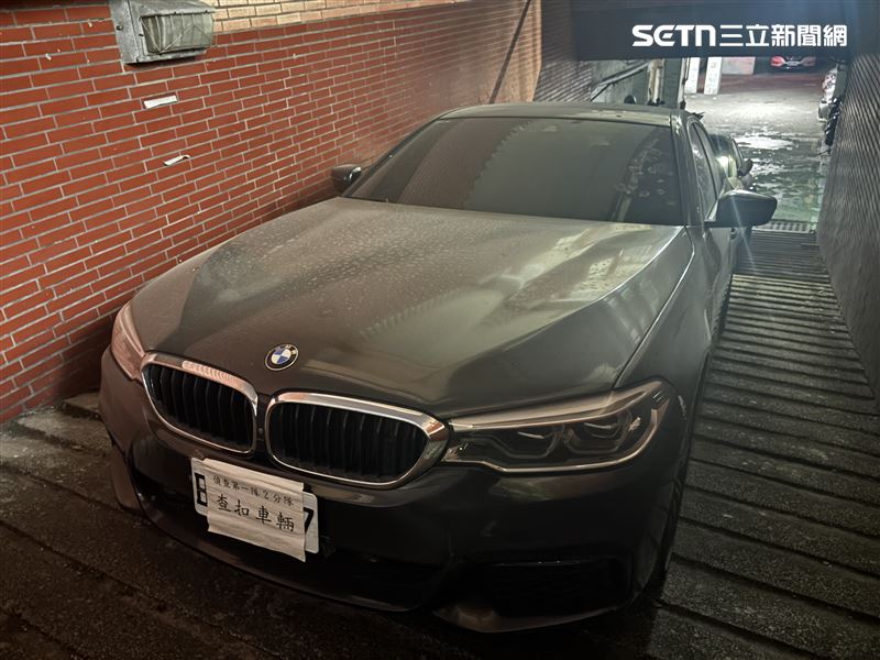 BMW 與 BENZ 名車各 1 部、犯罪手機20支、銀行存摺 23 本,以及詳細記錄詐騙話術的「教戰手冊」與客戶資料。(圖/翻攝畫面)