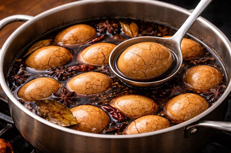 早餐常見茶葉蛋,方便又營養,但挑選也有學問。營養師呂美寶提醒,避免選殼裂太開或顏色過深的茶葉蛋,因滷汁滲入多,可能攝取過量鈉。(示意圖/AI製圖)