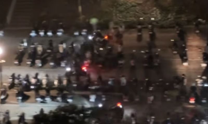 東海大學內有3輛機車正在進行直線飆速競賽。(圖/翻攝自爆料公社)