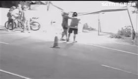 機車盲衝撞翻埔里靈堂棚架　網諷：趕投胎（圖／翻攝畫面）