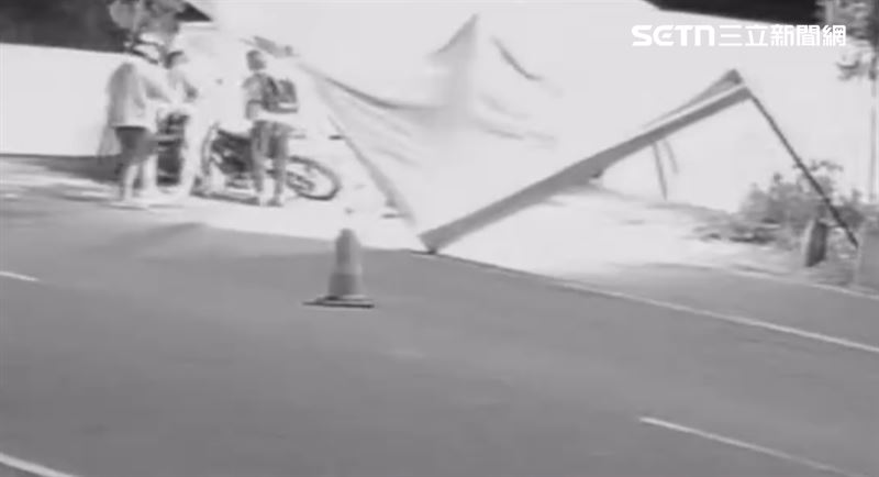 PO文者直指騎士「沒帶眼睛出門」，差點就衝進告別式會場內部。（圖／翻攝畫面）