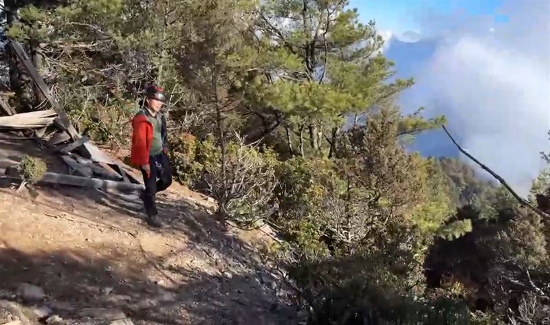 救難人員前往可能墜谷地點搜尋,因風勢大、飛行時間太長過熱,折損兩架空拍機。(圖/翻攝畫面)