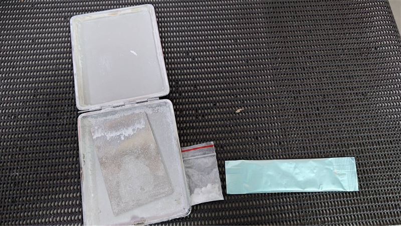 警方發現他車上有毒品粉末，隨即對他進行快篩後呈現陽性，確認他毒駕上路。（圖／翻攝畫面）