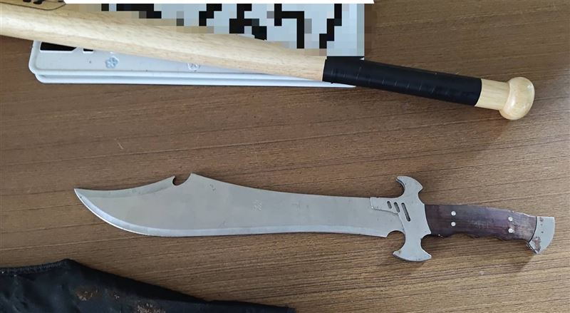 警方查扣的長刀及球棒。（圖／翻攝畫面）